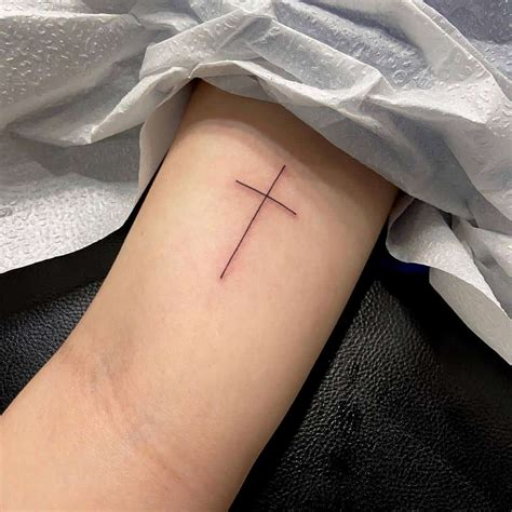 Simple Cross Tattoo Ideas for Women Simple Cross Tattoo Ideas for Women
